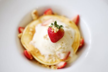 Cafe ve pastanede ev yapımı çilekli krep.