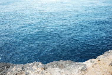 Dalgaların endonezya 'daki Bali adasında, mavi denizde kayalıklara çarptığı yer.