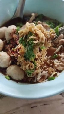 Baharatlı Tom YAM Domuz etli şehriye çorbası köfte ve limon otu, soğuk yapıştırılmış ve limon suyu