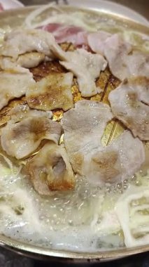 Tayland Barbeküsü. Pirinç ızgara domuz eti, tavuk ve diğer et ile Tayland büfesi, pirinç barbekü tavasında pişirilir.