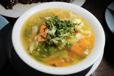 Çin lahanalı, havuçlu, soya peynirli ve kıymalı domuz etli çorba.