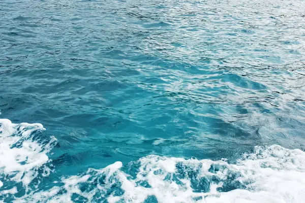 Deniz köpüğü dalgaları ve su arka planı ve varış noktası yaz okyanusu.
