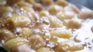 Ev yapımı muz parçası ve tavada kaynatılmış muz şurubu. Gelenek Tayland tatlısıdır.