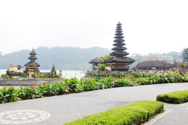 Bali, Endonezya - 09 Aralık 2018: Pura Ulun Danu Bratan tapınağı Budist ve Hindu dini törenlerinde kullanılan Bali 'nin tarihi simgesidir.