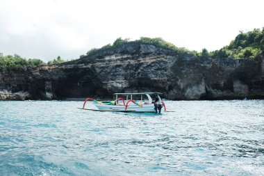 Bali, Endonezya - 07 Aralık 2018: Sürat teknesiyle Nusa Penida denizinde şnorkelle yüzmeye giden turistler. Balıkçı taşımacılığı