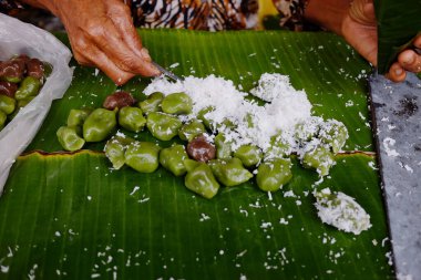 Klepon Tanah Lot, Hindistan cevizi ezmesi ve muz yaprağı üzerine kahverengi şekerle doldurulmuş tatlı pirinç tozundan yapılan geleneksel Endonezya yemeği veya tatlısıdır. Bali 'de sokak yemeği