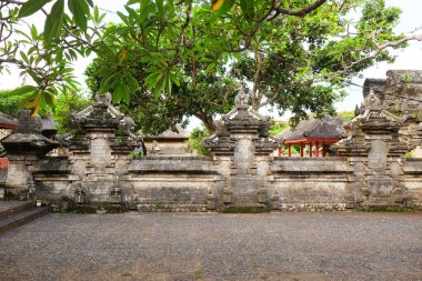 Endonezya, Bali 'de din ve kültürde Hindu tapınağının tropikal bahçe avlusundaki antik taş duvar