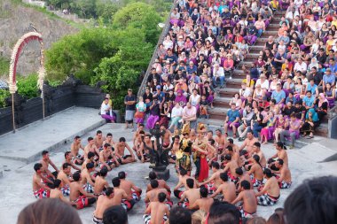 Bali, Endonezya - 10 Aralık 2018: Balili Hindu erkek gösterilerini izleyen turistler Kecak dansı ve kalabalığa müzik draması daha çok Ramayana hikayesiyle ilgili dans ediyor