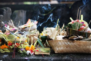 Hindu tanrısı adakları muz yaprağı sepetine konur küçük sepet ve tütsü Endonezya, Bali 'de Hinduların inançlarıdır.