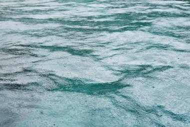 Tropikal doğal mevsimlerde deniz yüzeyine yağan yağmur, rahatlama ve huzur hissi veriyor.