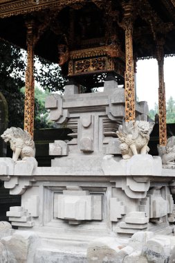 Antik altın pavyon ve aslan sıva heykeli, Endonezya 'nın Bali kentindeki ön kemerli girişte, dini ve kültürü süslenmiş Hindu inancı için Tanrı' dır.