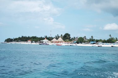 Bali, Endonezya - 07 Aralık 2018: Bali 'de yaz mevsimi için plaja ve mavi denize park edilmiş tekneler