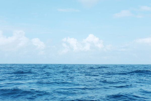 Paisaje Mar Azul Horizontal Tranquilo Con Olas Nubes Cielo Azul — Foto de Stock