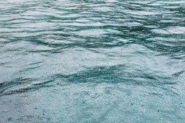 Sakin deniz yüzeyine düşen yağmurun tazeliği tropikal doğal mevsimlerde rahatlama ve huzur hissi veriyor.
