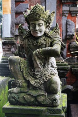 Antik Hindu tanrısı insan inancı için alçı heykeli. Din ve kültürle süslenmiş. Asya 'nın şablonunda ön kemerli giriş.