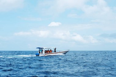Bali, Endonezya - 07 Aralık 2018: Sürat teknesiyle Nusa Penida denizinde şnorkelle yüzmeye giden turistler. Balıkçı taşımacılığı