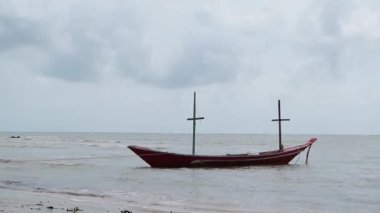 Tayland 'ın güneyinde muson mevsiminde rüzgarlı ve fırtınalı hava nedeniyle bir balıkçı teknesi güçlü dalgalarla denizde yüzüyor..
