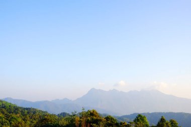 Tayland 'ın Chiangmai eyaletinde bulutlu ve mavi gökyüzü olan Doi Luang Chiangdao vadisinin güzel manzarası. Seyahat hedefi