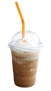 Krem şantili buzlu latte sütlü kahve. Plastik bardakta. Beyaz arka planda izole edilmiş.