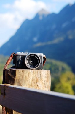 Vadi Doi Luang Chiang Dao dağ manzaralı, Tayland 'ın Chiang Mai vilayetindeki ahşap direkte aynasız kamera.