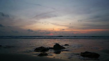 Sahilde kayanın güzel silueti alacakaranlık gündoğumu ve gün batımı ile yaz tatilinde ve Tayland 'da varış noktasında mutluluk