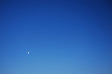 Gündüz vakti engin mavi gökyüzünde ay. Boşluğu kopyala