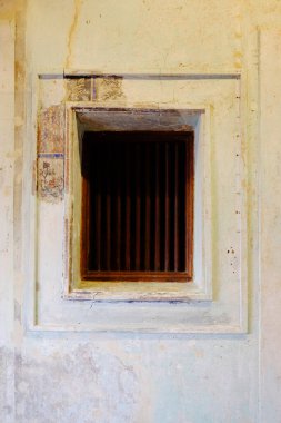 Eski dövmeli demir pencere. Eski boyanmış desenli. Çin evindeki eski ve kaba beton duvarlar.