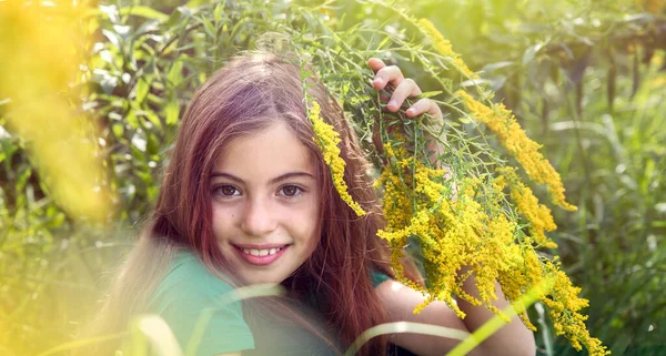黄金の花の10代の女の子 選択的フォーカス ぼやけた背景 — ストック写真