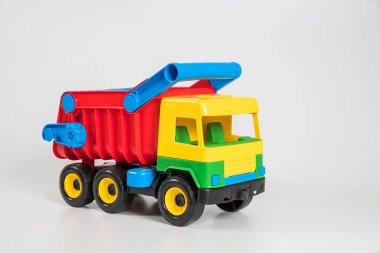 Beyaz arka planda çok renkli plastik çocuk arabaları. Kamyon.