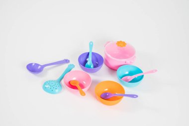 Beyaz arka planda oyunlar için çok renkli çocukların plastik oyuncakları..