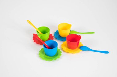 Beyaz arka planda oyunlar için çok renkli çocukların plastik oyuncakları..