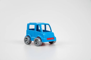 Çok renkli plastik oyuncak araba. Otobüsler. Ekipman.