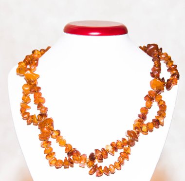 Doğal kehribar taşlarından yapılmış mücevherler. Seçici odak.