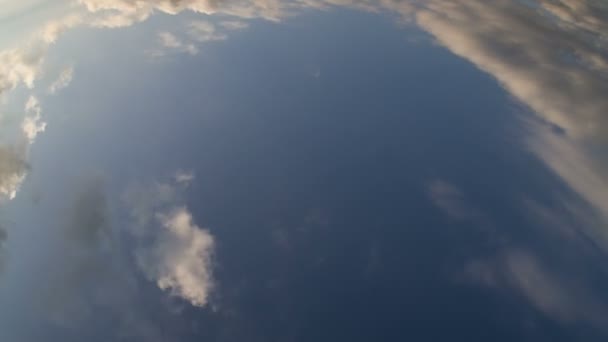 雲が青い空を横切って移動します — ストック動画