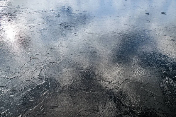 Textura Gelo Derretido Fino Lago Primavera Com Céu Refletido Superfície — Fotografia de Stock
