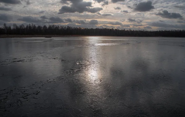 Spring Lake Covered Thin Transparent Cracking Ice — Stockfoto