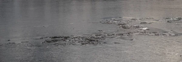 Текстура Тонкого Танення Льоду Весняному Озері Небом Відображеним Поверхні Світлові — стокове фото