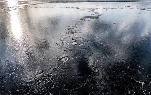 春の湖に浮かぶ薄氷の質感と空が水面に映る ライトグレア — ストック写真
