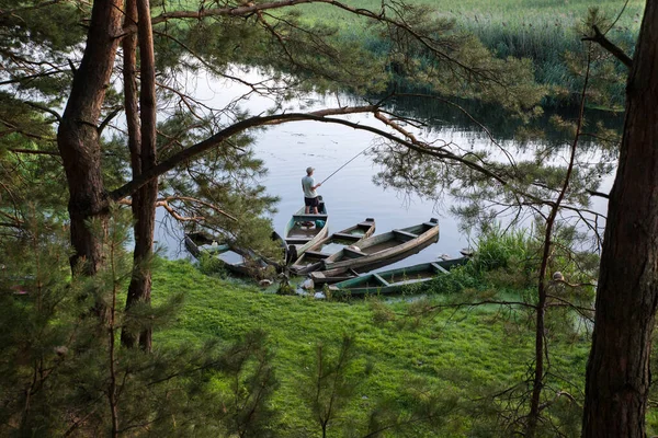 Pescador Está Pescando Con Una Caña Pescar Barco Río Vista — Foto de Stock