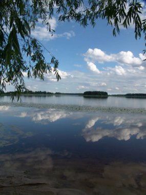 Bulutlar gölün suyuna yansıyor..