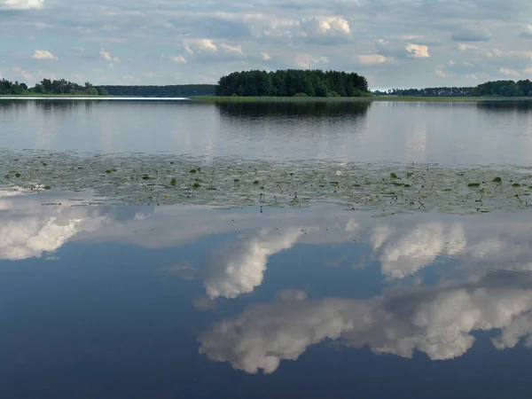 Σύννεφα Αντικατοπτρίζονται Στο Νερό Της Λίμνης — Φωτογραφία Αρχείου