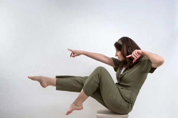 Une Femme Mouvement Est Assise Dans Une Posture Équilibre Tombante — Photo