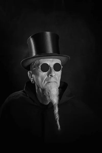 Портрет Таинственного Фокусника Черной Шляпе Черном Халате — стоковое фото