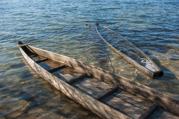 水の中の木製の古いボート — ストック写真