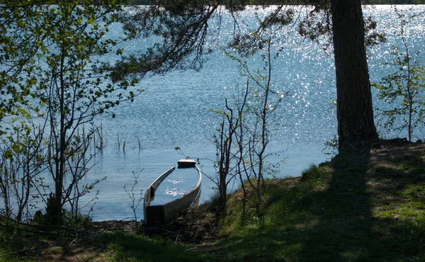 Παλιό Ξύλινο Σκάφος Στη Λίμνη — Φωτογραφία Αρχείου
