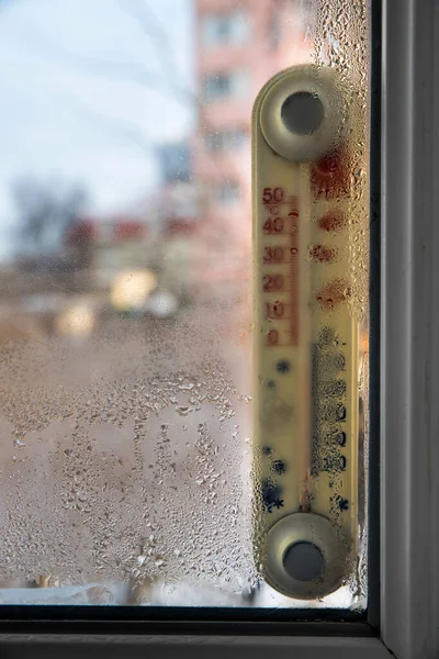 Thermometer Hinter Einem Von Kondenswasser Benetzten Fenster Selektiver Fokus — Stockfoto