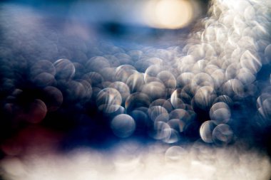 Sis bardağına damlatan güneş ışığı. Işık etkisi. Soyut fantezi arka planı.