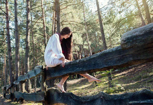 Menina Ucraniana Cabelos Compridos Uma Camisa Nacional Bordada Floresta — Fotografia de Stock