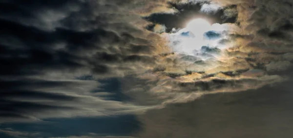 Die Sonne Teilweise Von Dunklen Wolken Verdeckt — Stockfoto