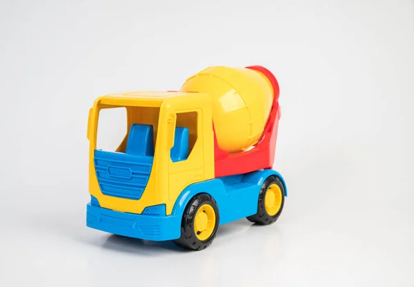 Plastic Speelgoedmodellen Van Bouwvoertuigen Betonnen Mixer Een Witte Achtergrond — Stockfoto